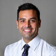 Foto del Dr. Javier Morales, experto en medicina interna.